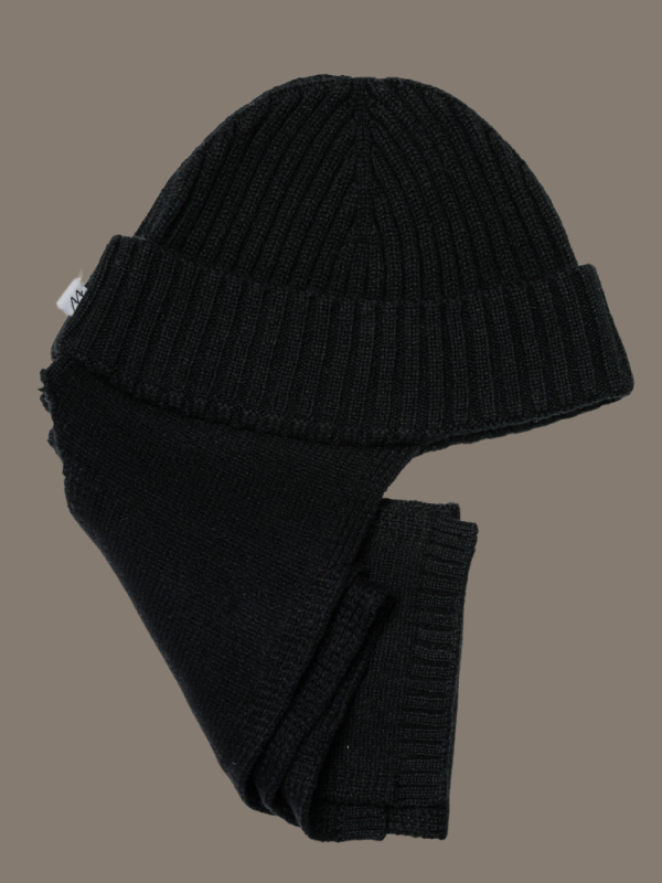 Striped 100% Mongolian cashmere hat for women - lifestyle | Avant Cashmere