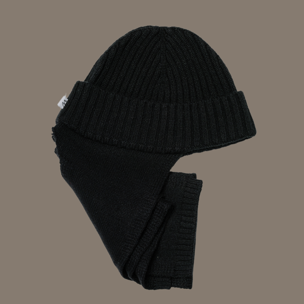 Striped 100% Mongolian cashmere hat for women - lifestyle | Avant Cashmere