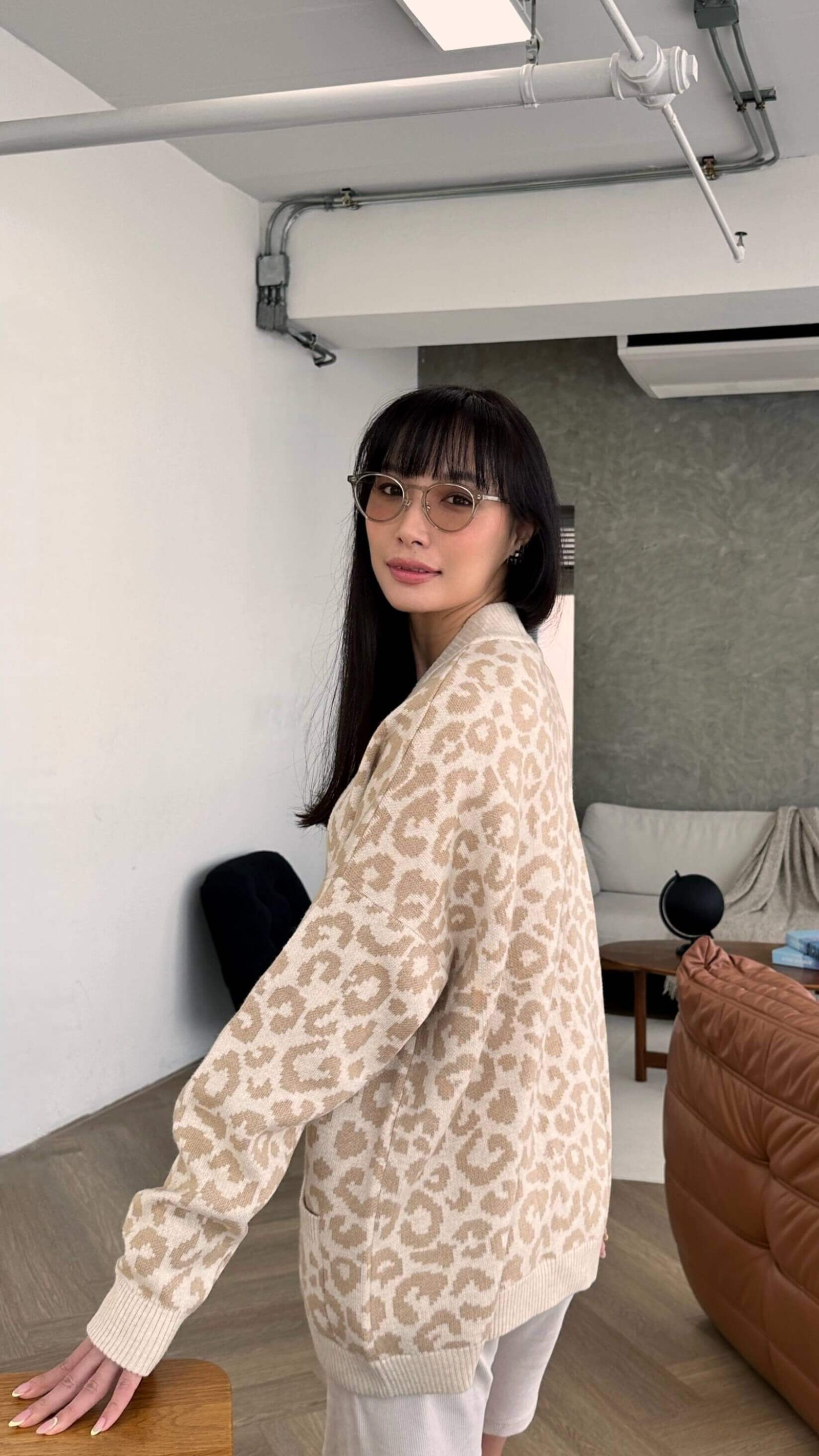 Leopard pattern wool blend cardigan for women - side view | Avant Cashmere
