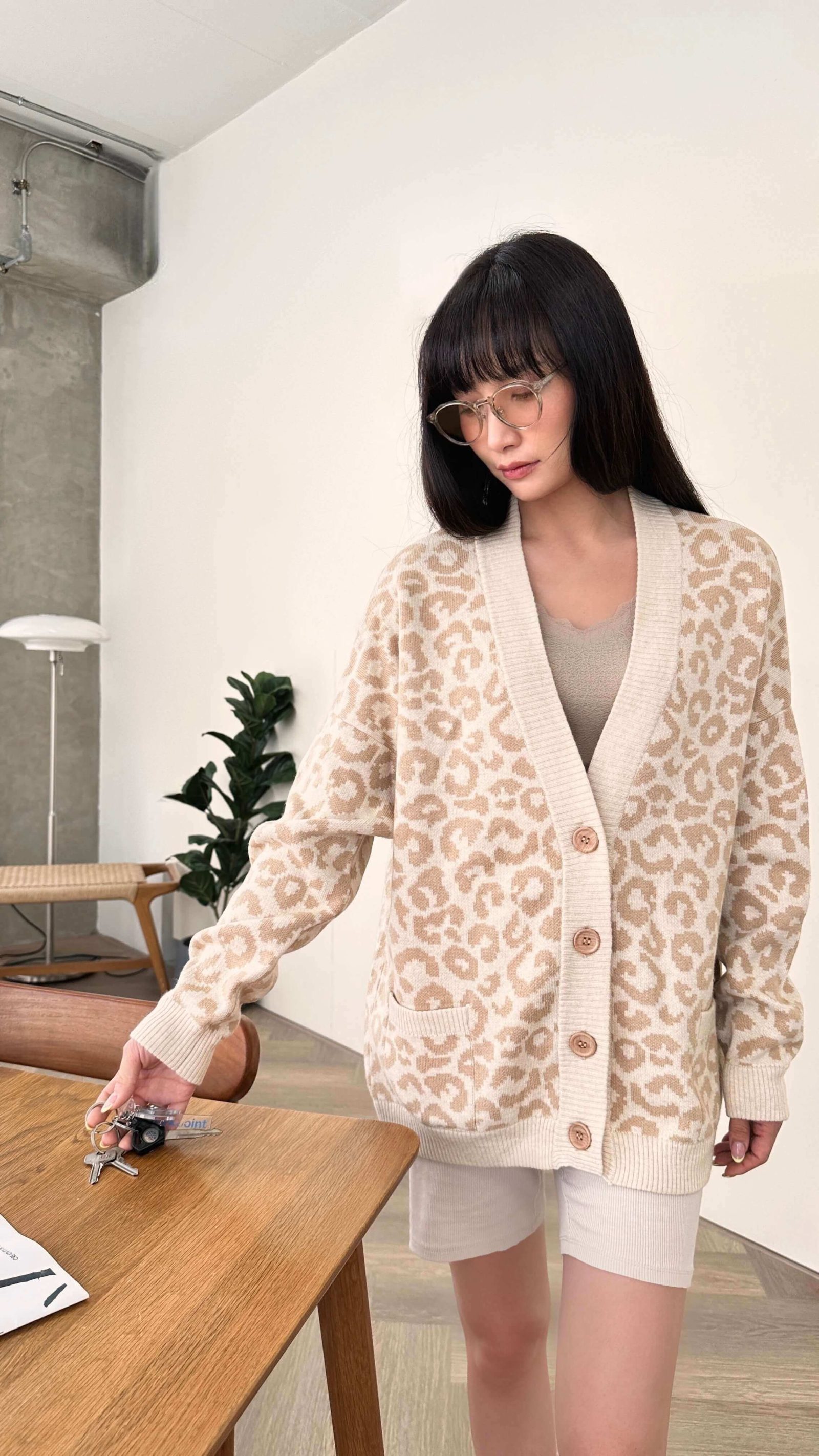 Leopard pattern wool blend cardigan for women - lifestyle | Avant Cashmere