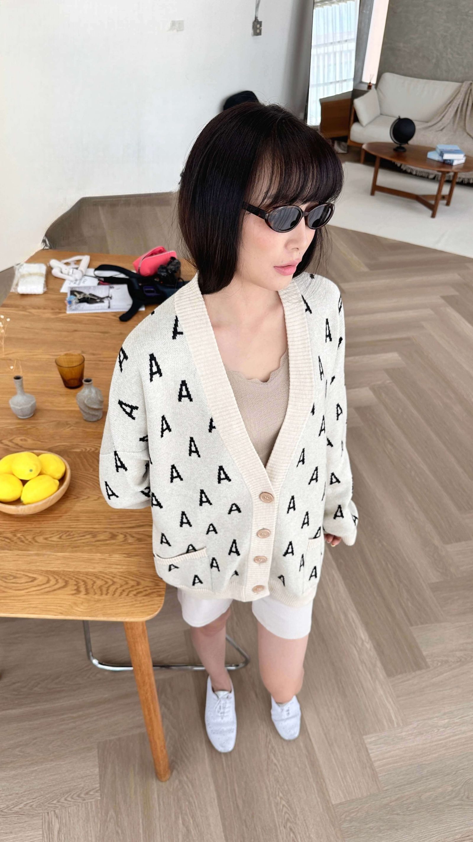 Jacquard wool blend cardigan for women - side view | Avant Cashmere