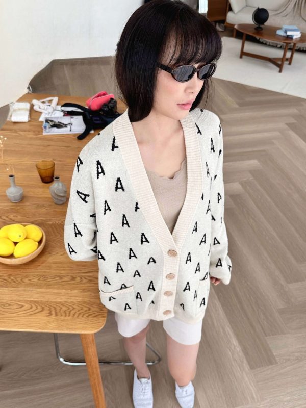 Jacquard wool blend cardigan for women - side view | Avant Cashmere