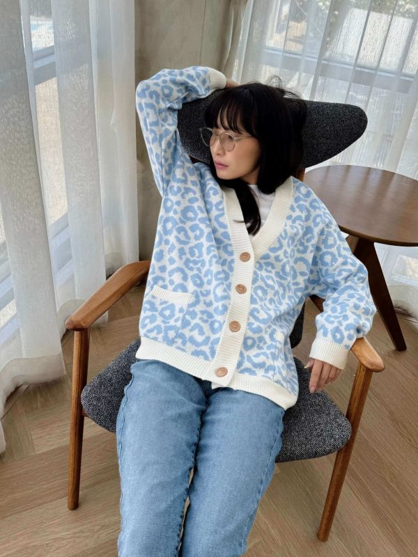 Leopard pattern wool blend cardigan for women - detail view | Avant Cashmere
