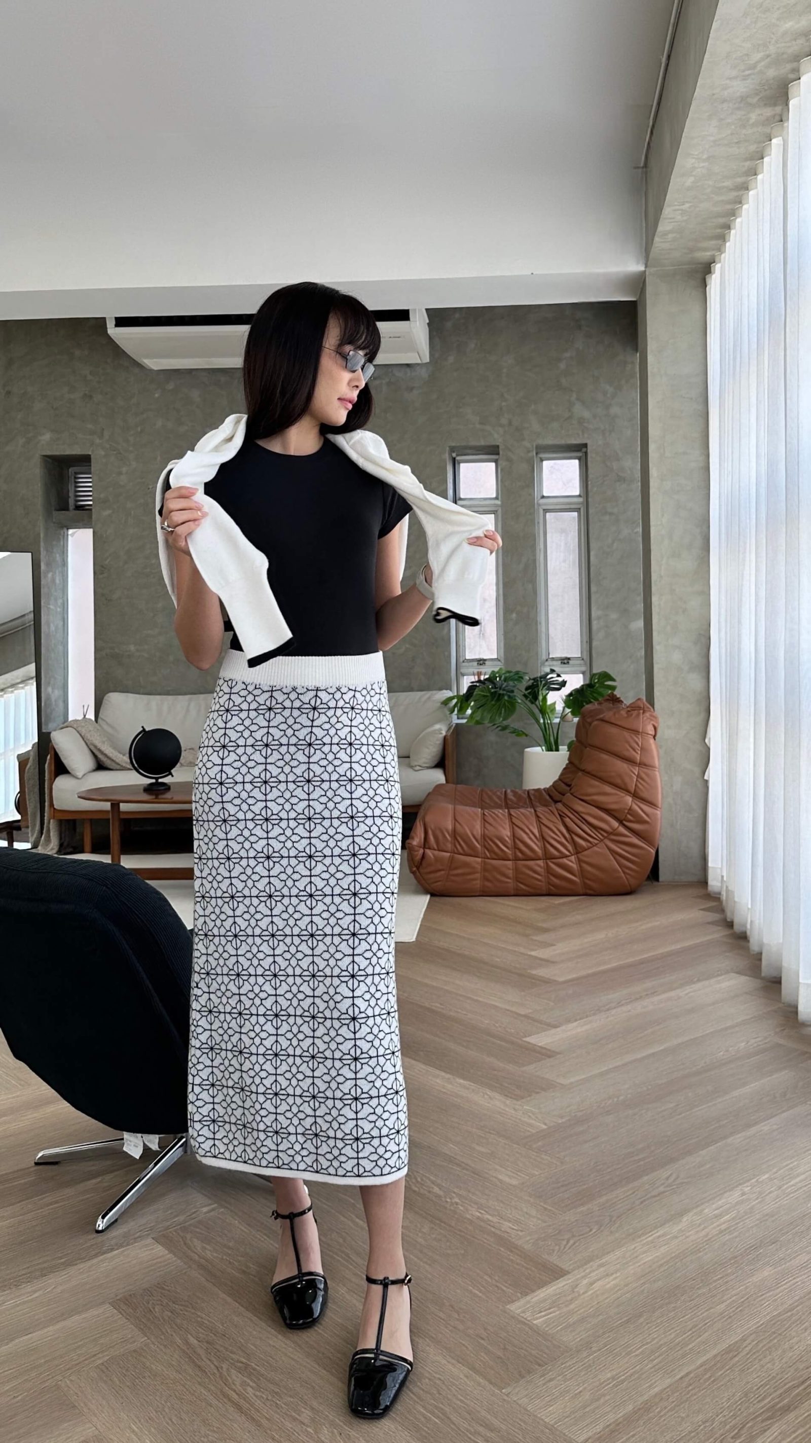 mid-long-skirt-front-avant-cashmere Jacquard wool blend skirt in black for women - front view | Avant Cashmere