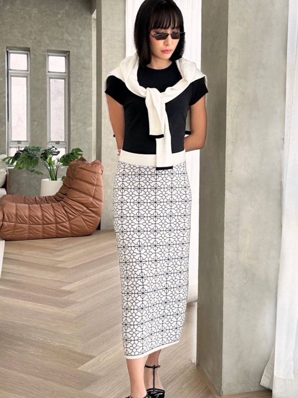 Jacquard wool blend skirt for women - back view | Avant Cashmere