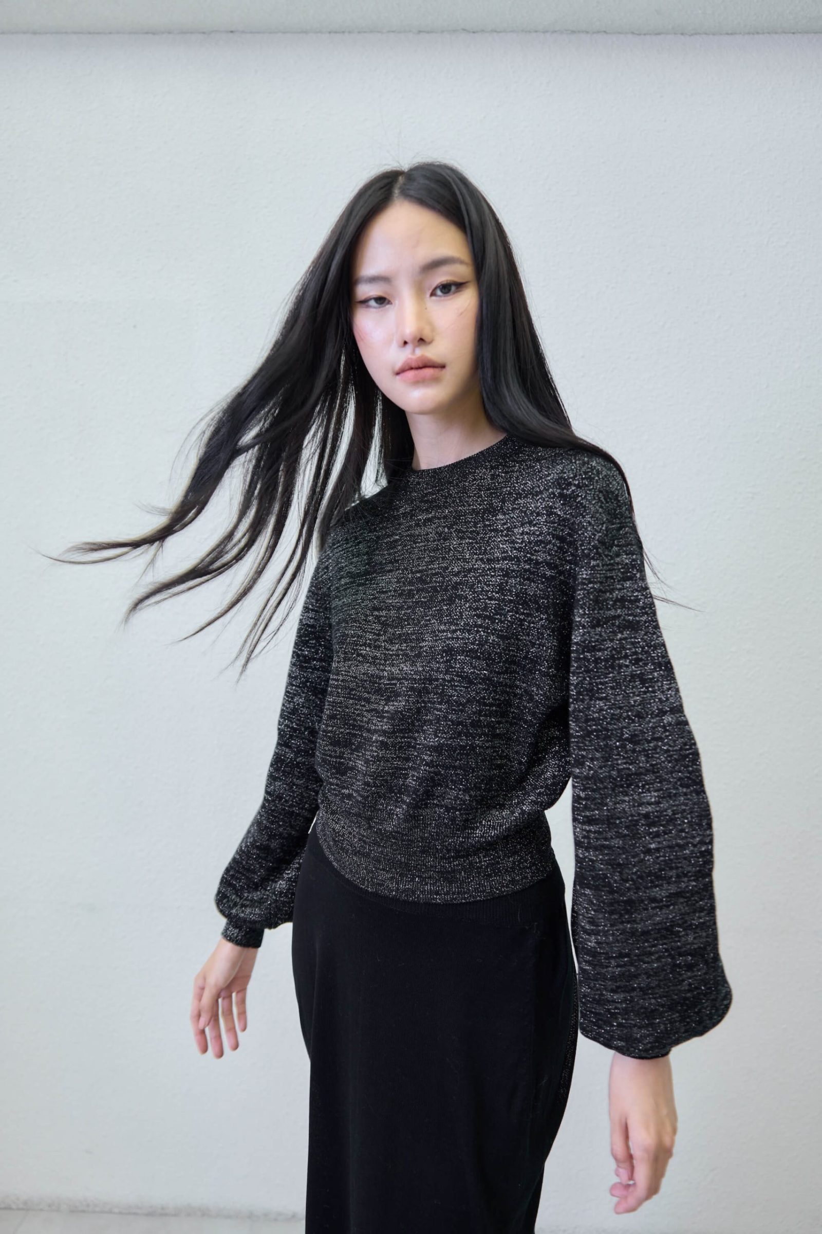 black-shirt-shimmer-front-avant-cashmere Shirt in black - front view | Avant Cashmere