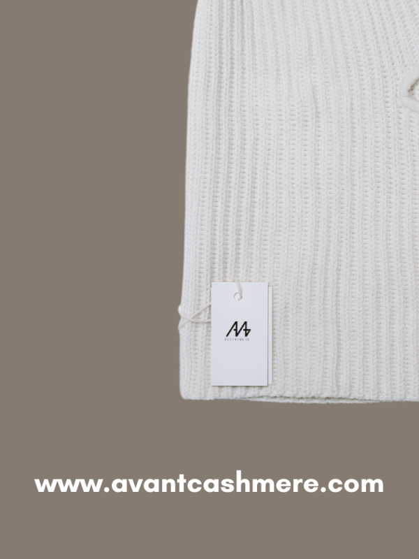 100% Mongolian cashmere balaclava for women - lifestyle | Avant Cashmere