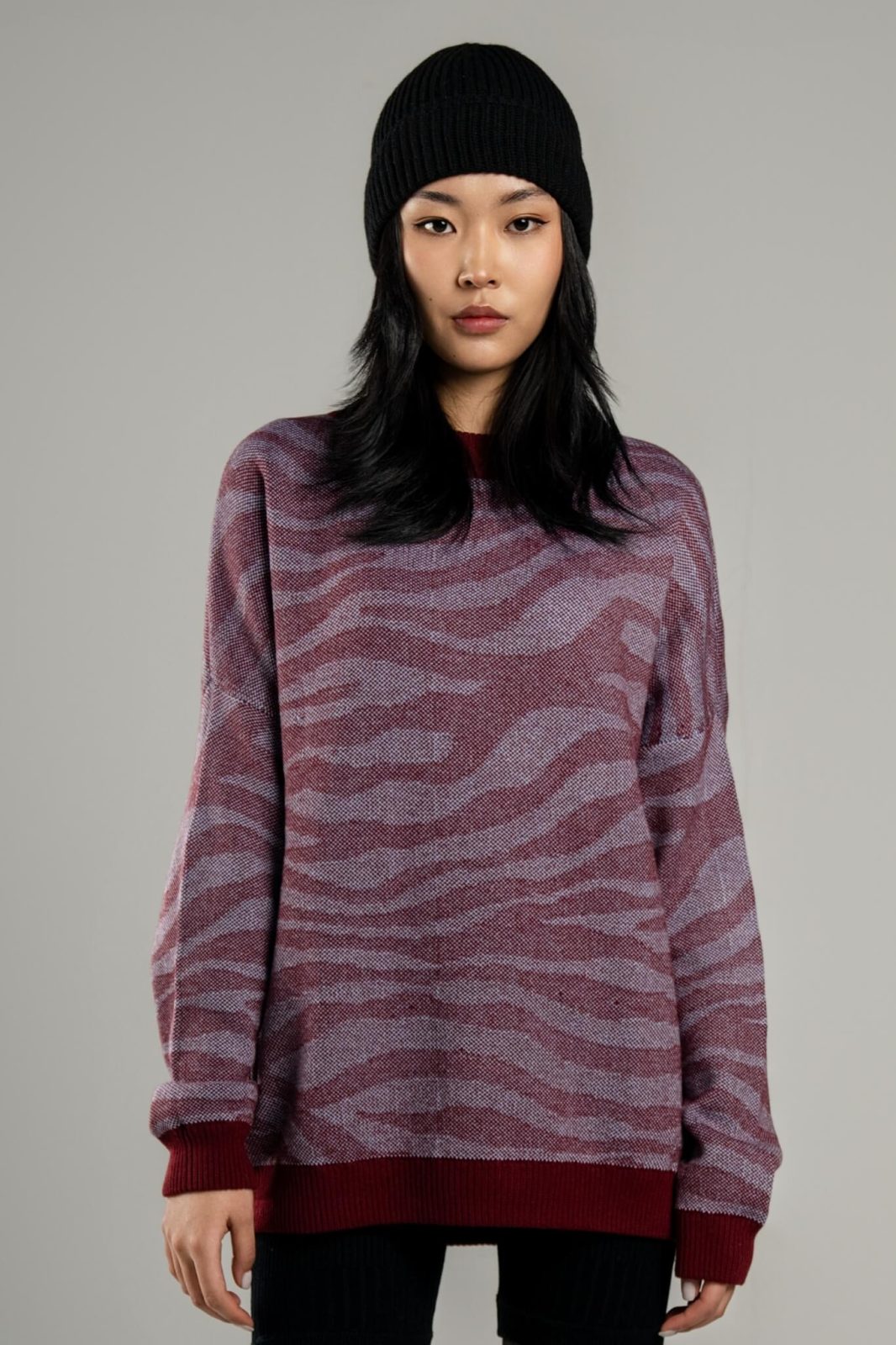 jacquard-sweater-zebra-texture-avant-cashmere Jacquard wool blend top for women - close-up texture | Avant Cashmere
