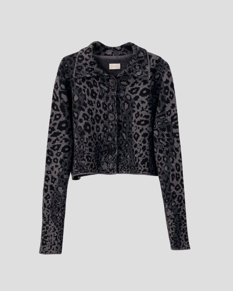 leopard-crop-cardigan-side-avant-cashmere Leopard pattern wool blend cardigan for women - side view | Avant Cashmere