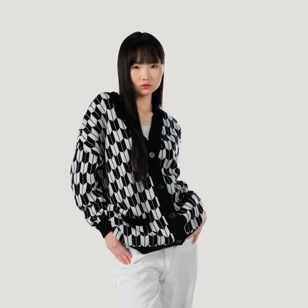 geo-cardigan-jacquard-side-avant-cashmere Jacquard wool blend cardigan for women - side view | Avant Cashmere